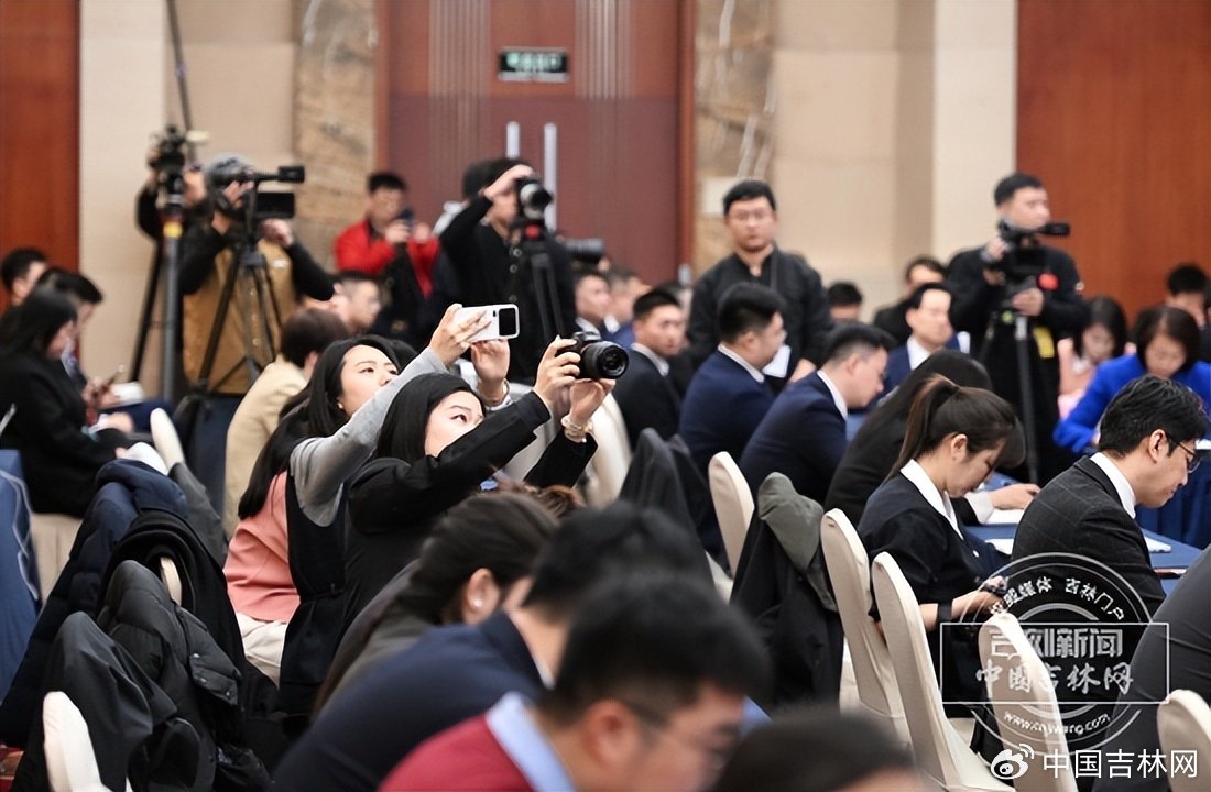 （图为：开放团组会议）