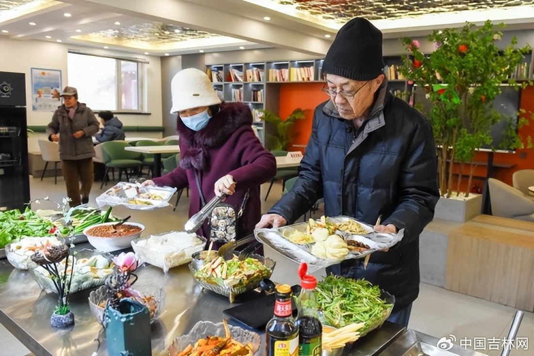 （图为：老人在长春市朝阳区惠民社区幸福汇敬老餐厅自助取餐 来源 新华社）