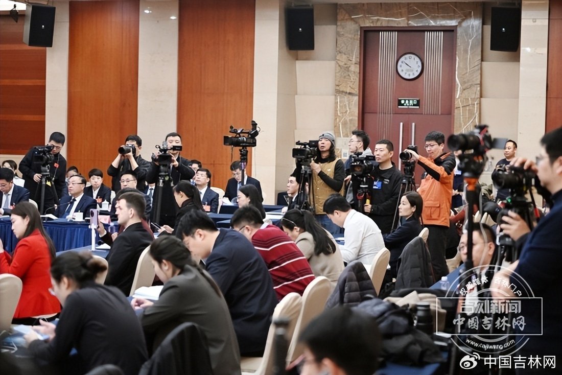 （图为：开放团组会议）