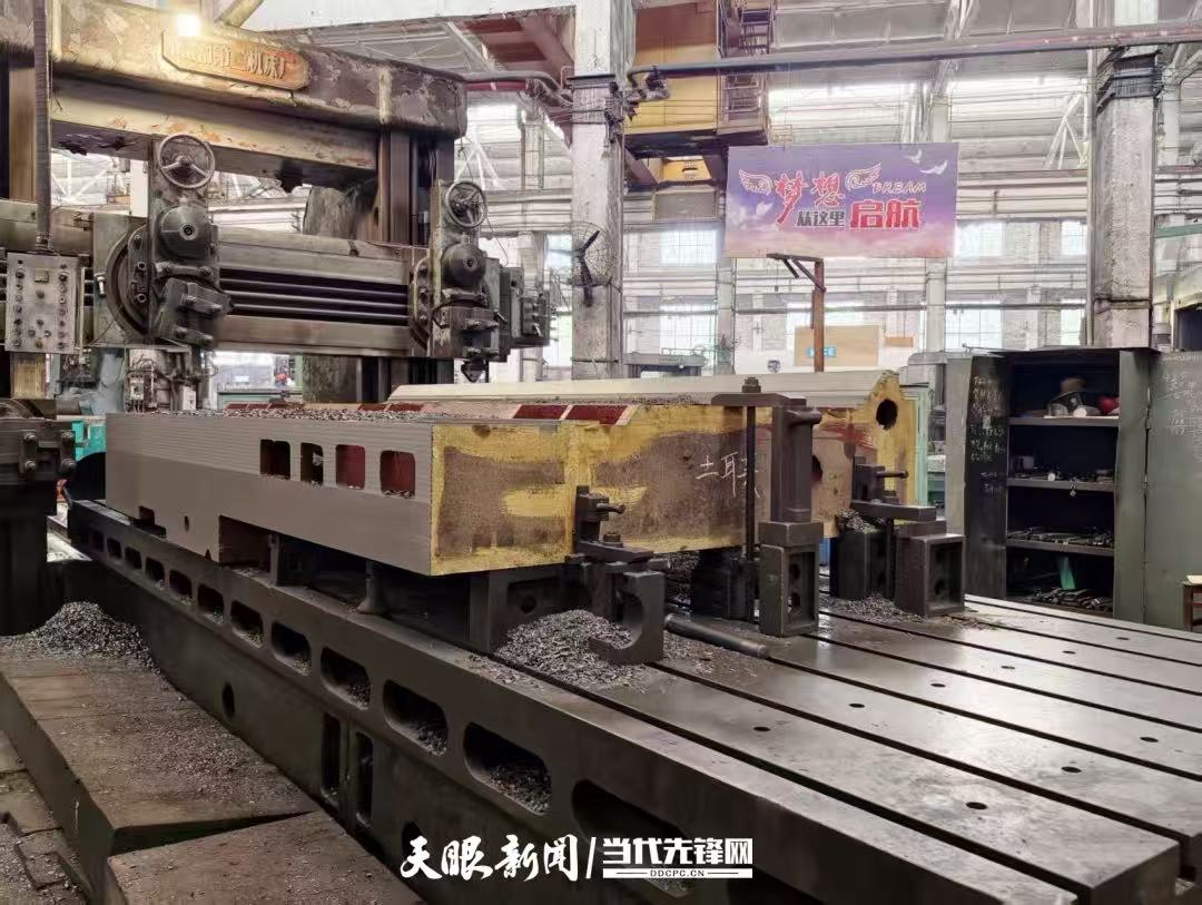 险峰机床加工车间，即将交付给土耳其客户的轧辊磨床正在生产。（贵州日报天眼新闻记者 鲍贝贝/摄）