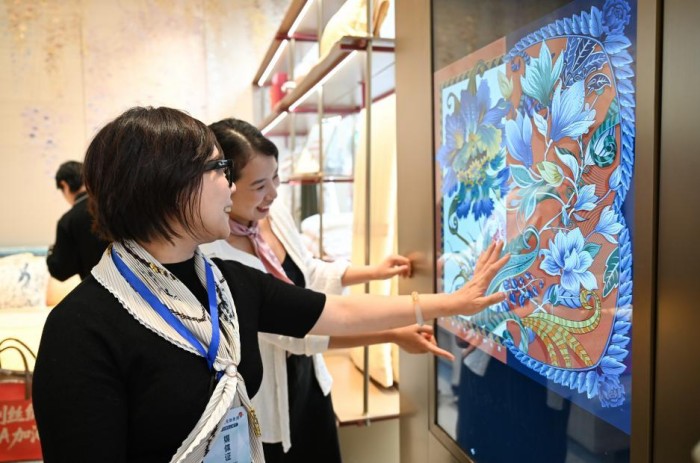 万事利丝绸的AI定制丝巾应用（视觉中国供图）