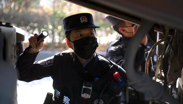 女子偵查組成員對過往車輛進行檢查。田洪濤/攝