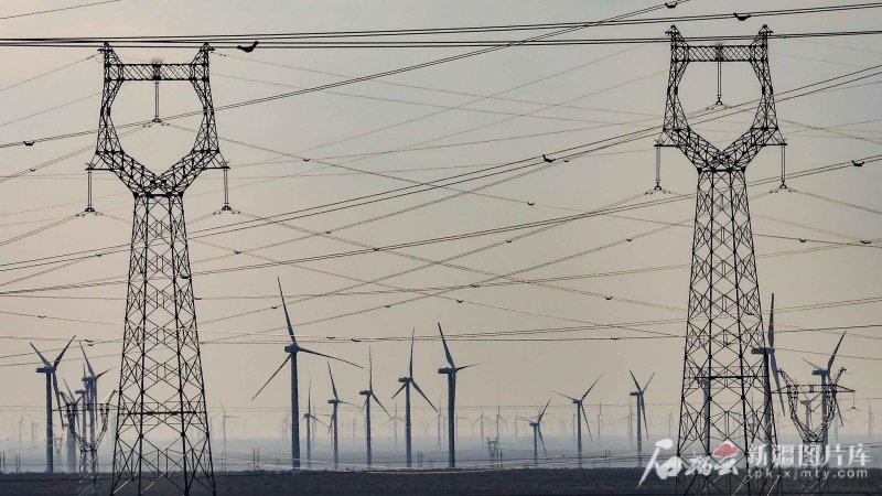 　　2025年6月，车辆行驶在G575公路巴里坤哈萨克自治县三塘湖镇路段，戈壁上风车飞舞电线纵横。蔡增乐摄