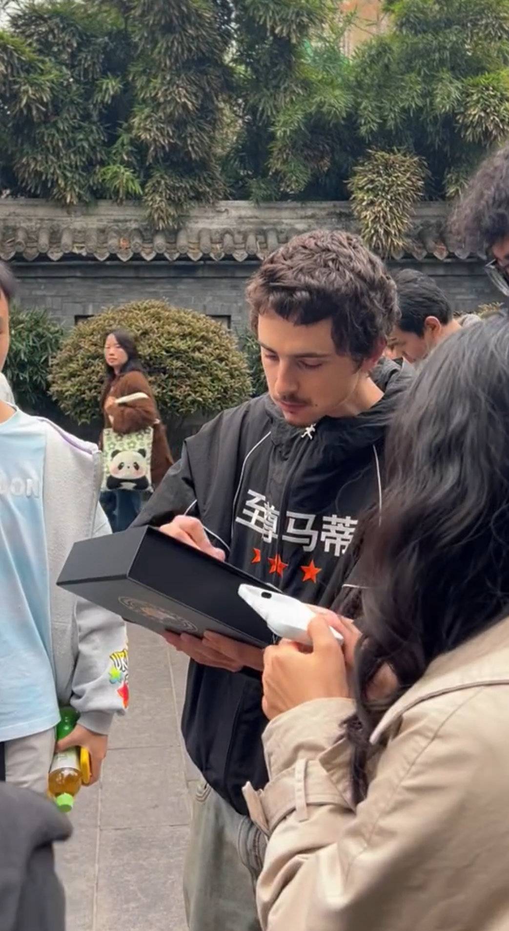 「甜茶」給成都影迷簽名。電影《至尊馬迪》官方微博影片截圖