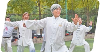 重慶市北碚區，市民在打太極拳，樂享健康生活好時光。 秦廷富攝（影像中國）