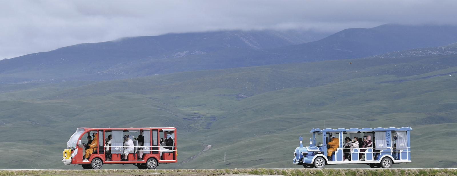 ▼黑马河吸引无数游客前来打卡。除署名外本版图片由本报记者 李娜 魏雅琪 摄