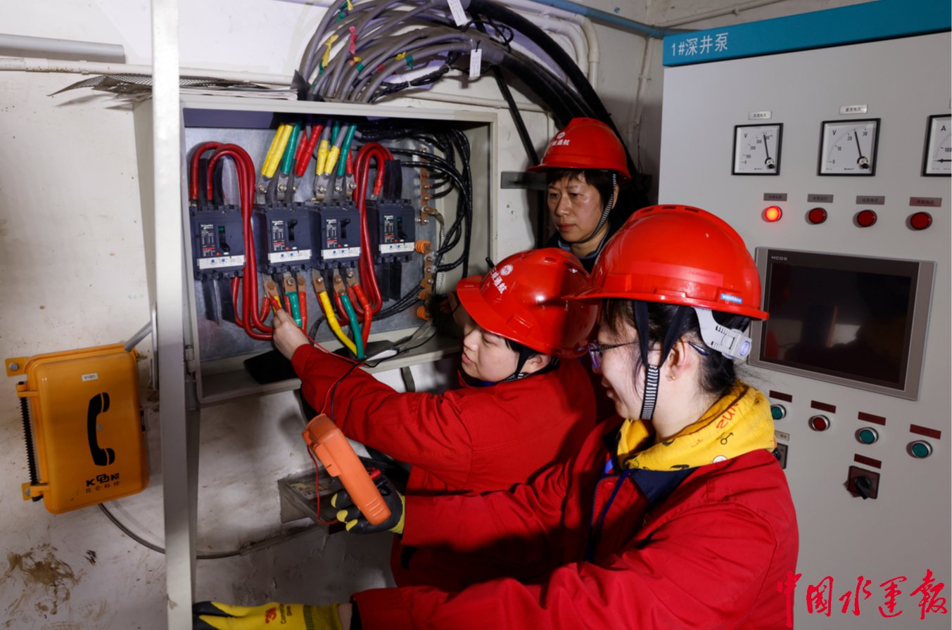 电气保障组在深井泵房为抽水泵接电。李聪 摄
