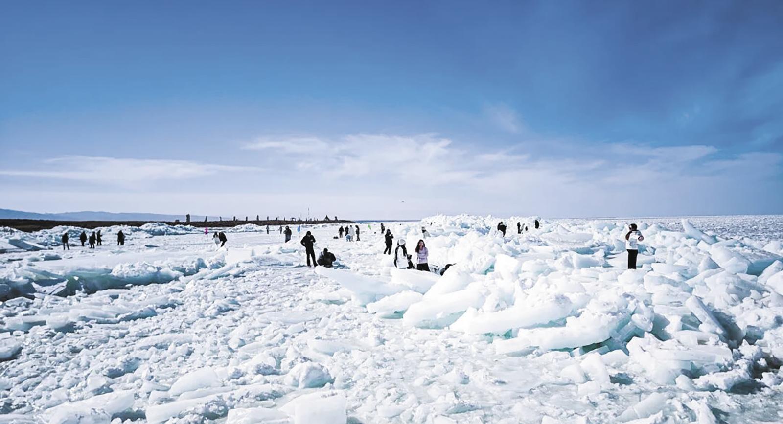 冬季青海湖吸引众多游客慕名而来。本报记者 倪晓颖 摄