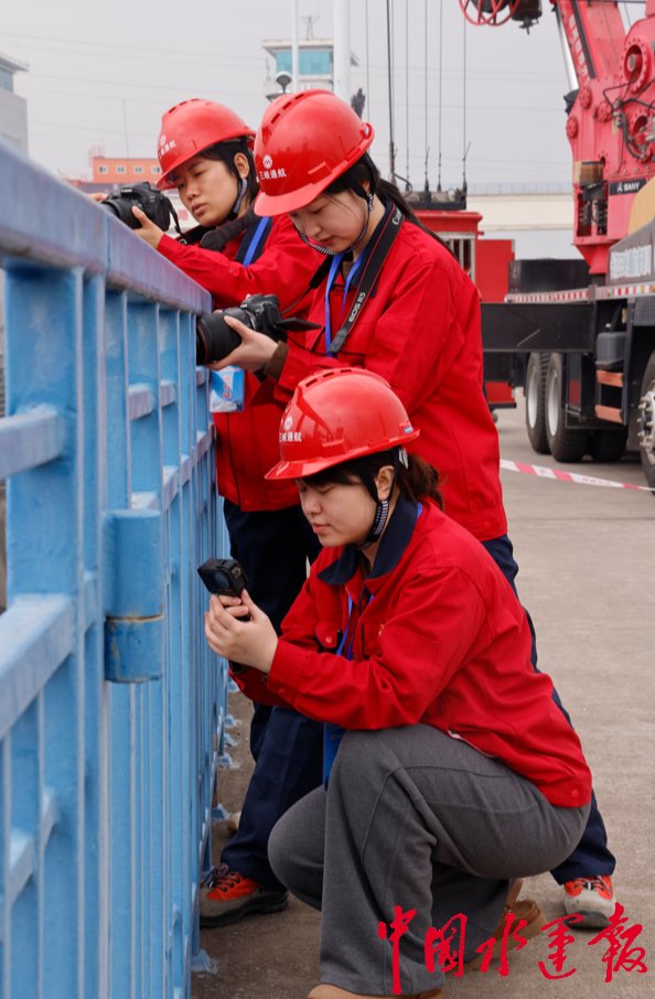 宣传组正抢拍闸室浮门沉放。李聪 摄