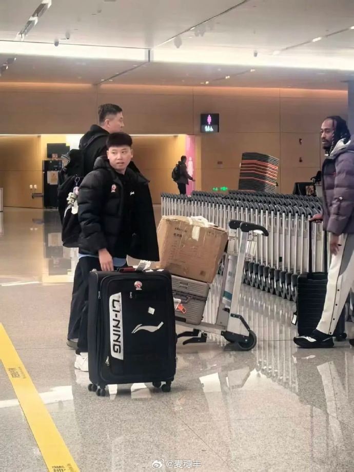 复出在即？媒体人晒麦考尔与杜锋机场合照：麦考尔随队前往新疆