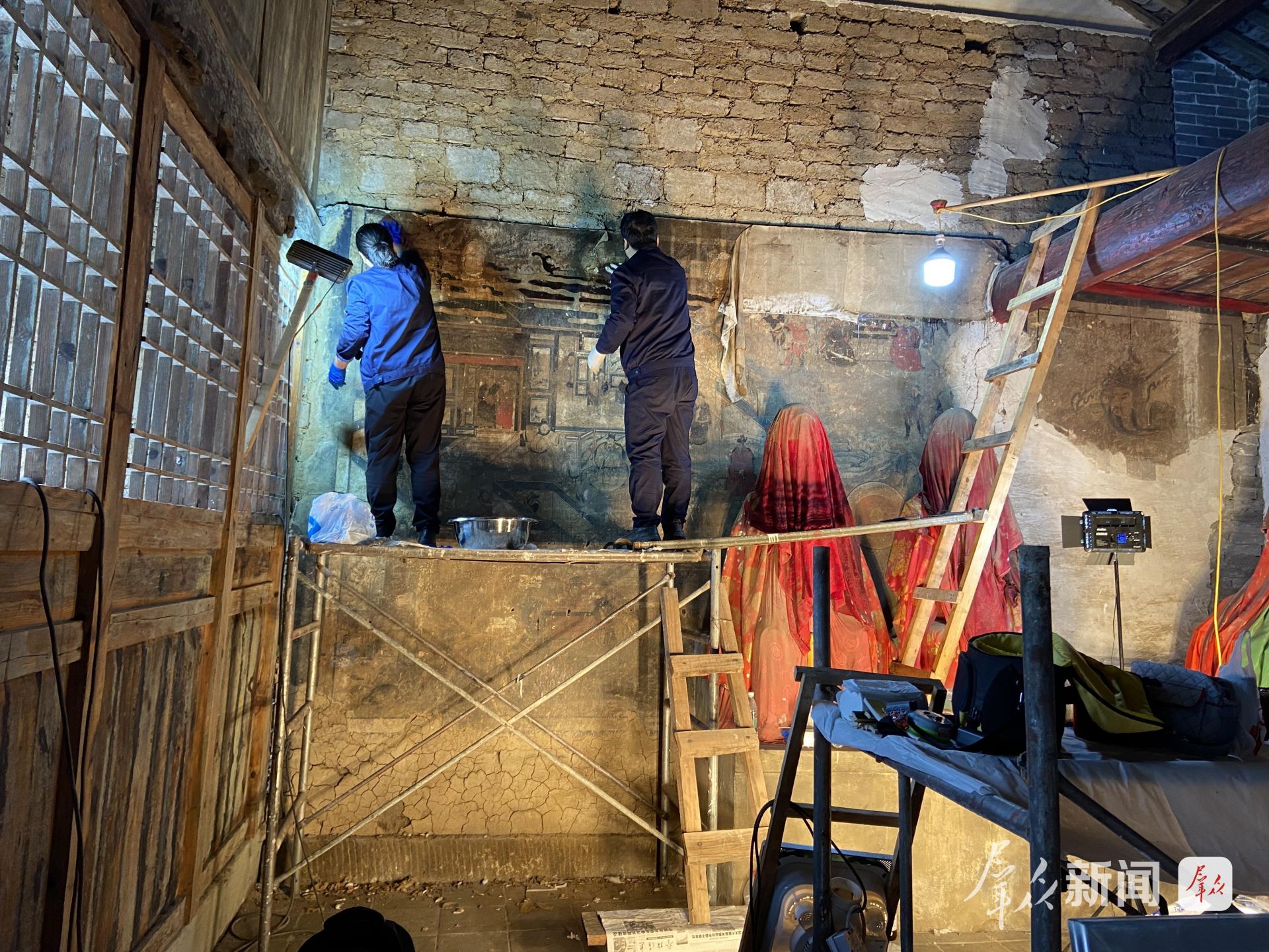 2025年6月，陕西省文物保护研究院（陕西省文物鉴定研究中心）工作人员修复留坝三圣宫壁画。受访者供图