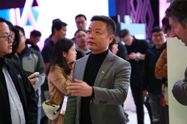 何小鹏预言：未来车的能相互交流 会自己去找便宜的电充