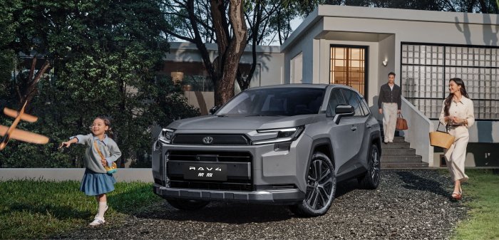 一汽丰田第六代全新荣放智能电混双擎精英版上市交付