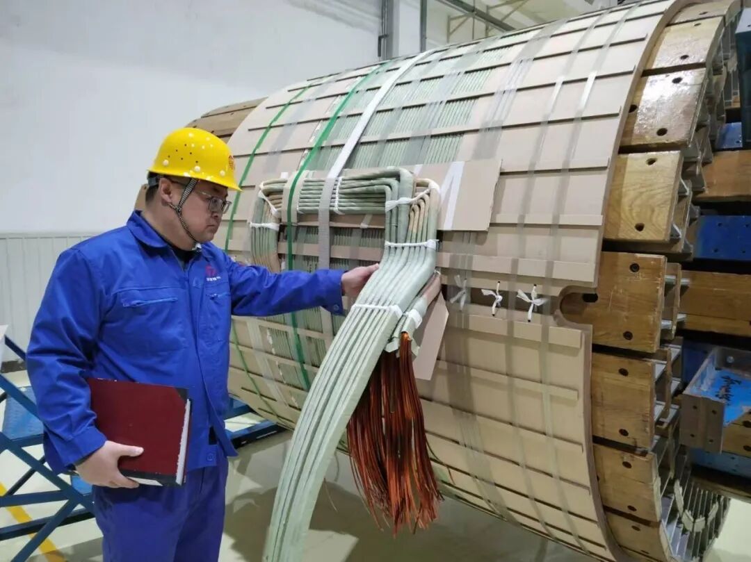 李程在车间检查线圈绕制情况。 受访者供图