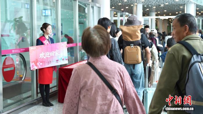 深圳機場迎接杜拜複航首批抵深同胞。深圳機場供圖