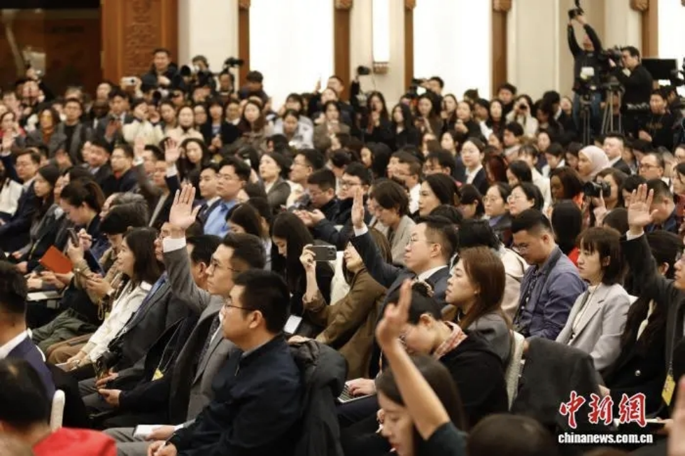 图：十四届全国人大四次会议在人民大会堂举行新闻发布会  来源：中国新闻社