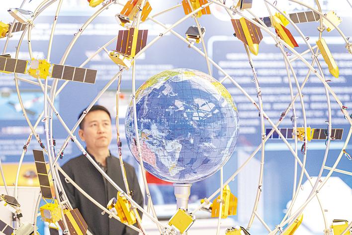 2025年12月3日，一名嘉賓在「楚天」星座的模型前參觀。 （湖北日報全媒記者 任勇 攝）