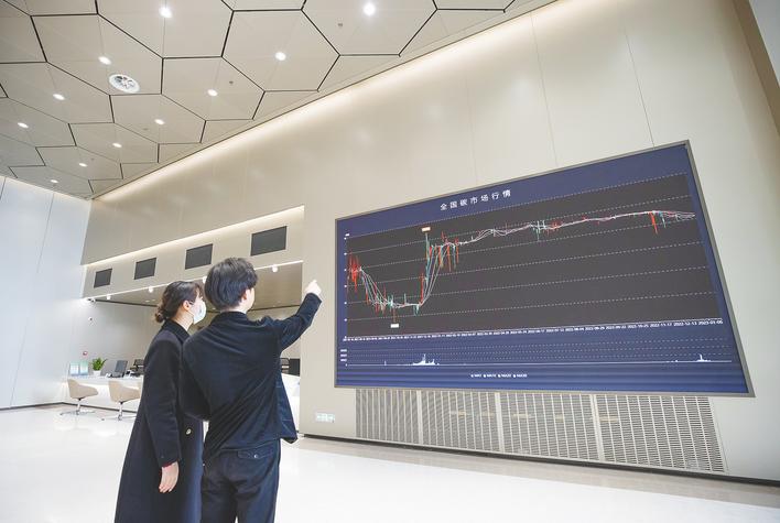 中碳登大廈3樓登記結算大廳內，工作人員為用戶提供諮詢服務。 （湖北日報全媒記者 柯皓 攝）