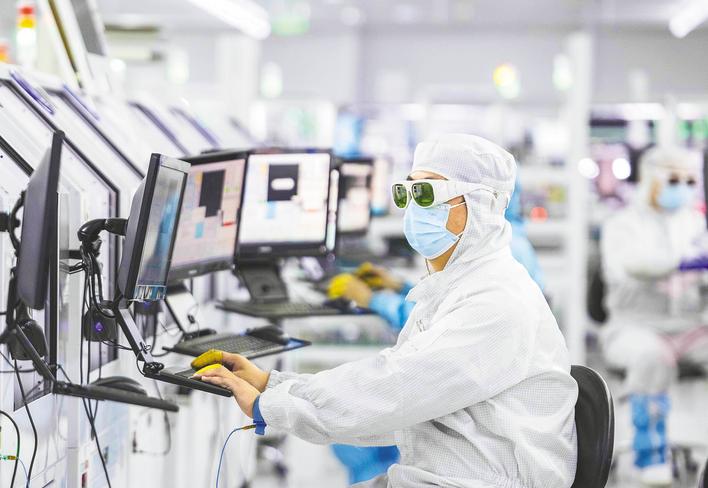 黃石銳科激光器智能製造基地，員工正在趕製各類激光器及核心器件。 （湖北日報全媒記者 薛婷 攝）