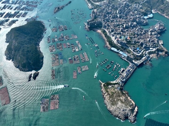 這是2024年12月31日拍攝的福建省連江縣海上養殖區（無人機照片）。新華社記者薑克紅攝