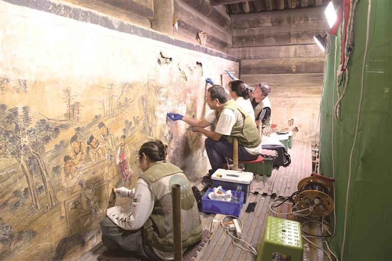 2025年7月，陕西省文物保护研究院（陕西省文物鉴定研究中心）工作人员修复东岳庙壁画（资料照片）。 受访者供图