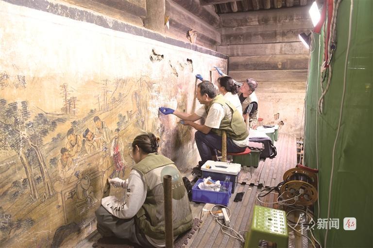 2025年7月，陕西省文物保护研究院（陕西省文物鉴定研究中心）工作人员修复东岳庙壁画（资料照片）。 受访者供图