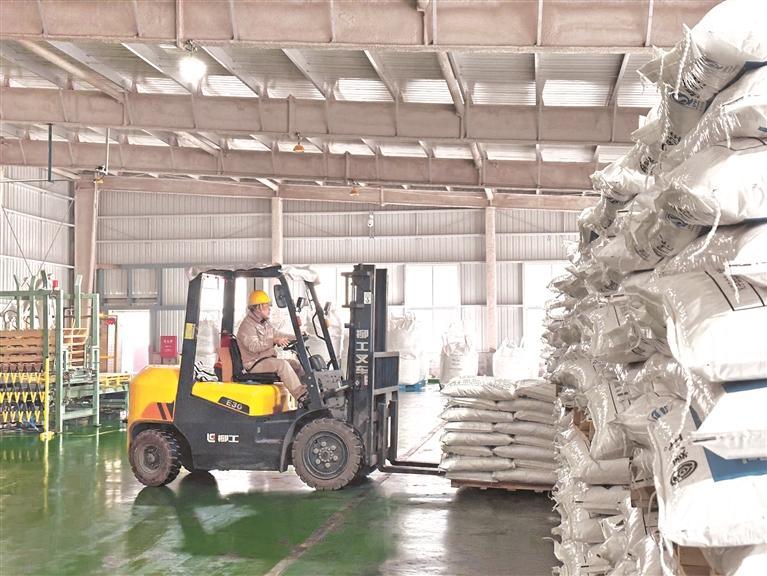 贵州聚力生化工有限公司生产车间。 杨唯 摄