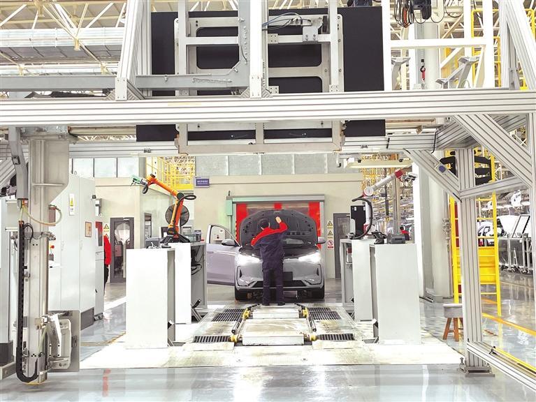 吉利汽车贵阳制造基地生产线上，工人正对即将下线的汽车进行检查。 刘娟 摄