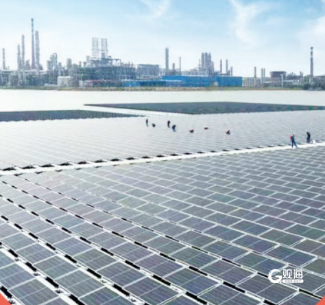 全国首个实现工业运行的全海水环境漂浮式光伏项目在青建成投用。