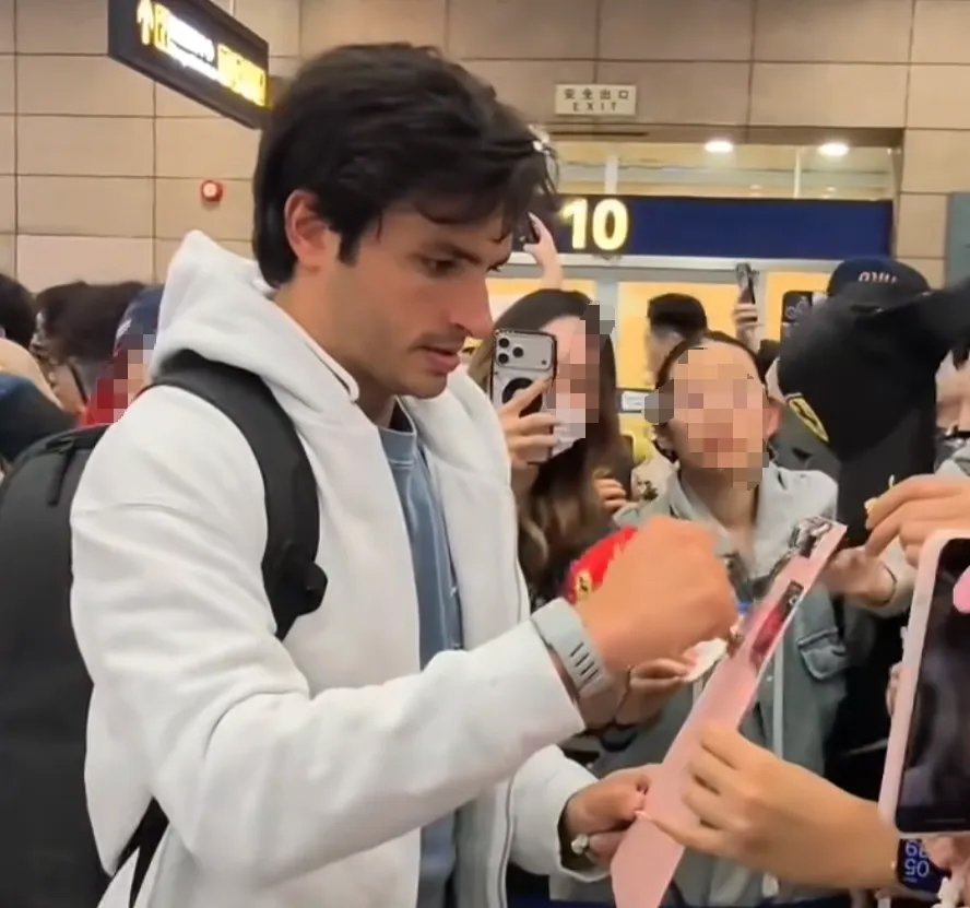 上海人最近爽了，出门偶遇明星像开盲盒！周冠宇回家，胡彦斌野餐...太顶了