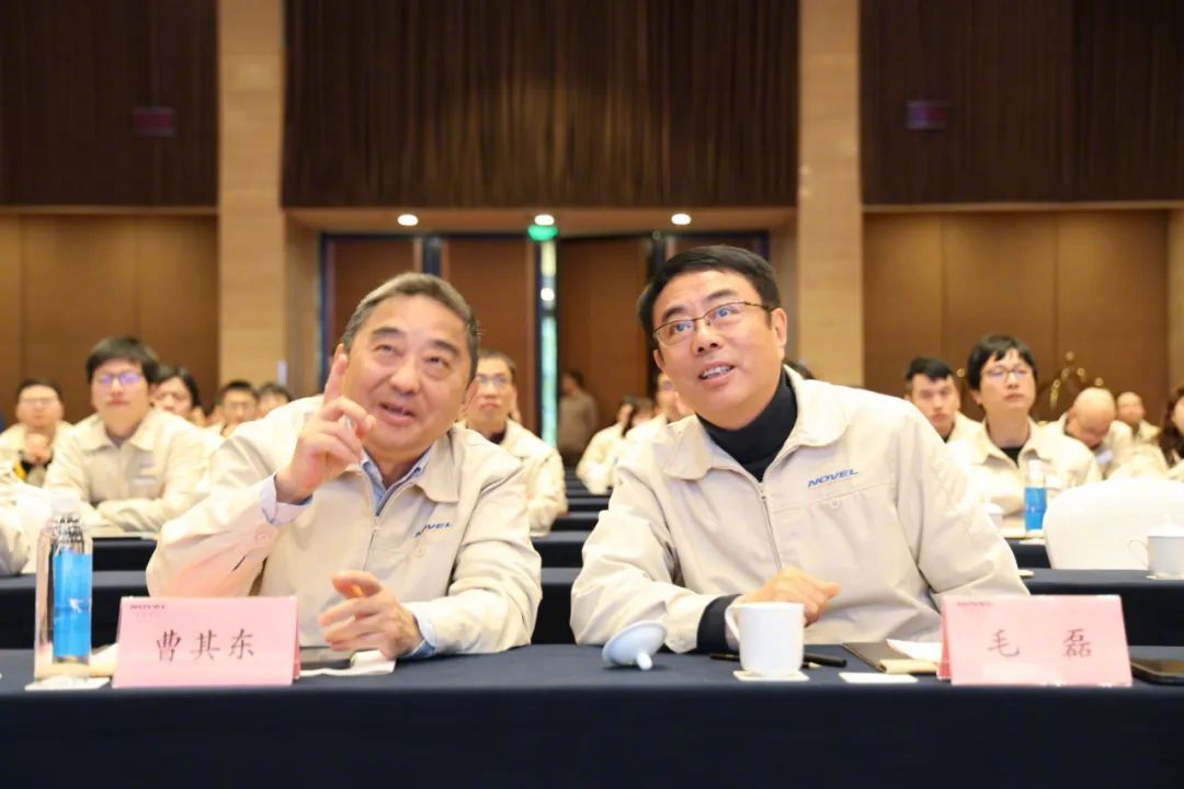 曹其东与毛磊一起在参加工作会议。企业供图