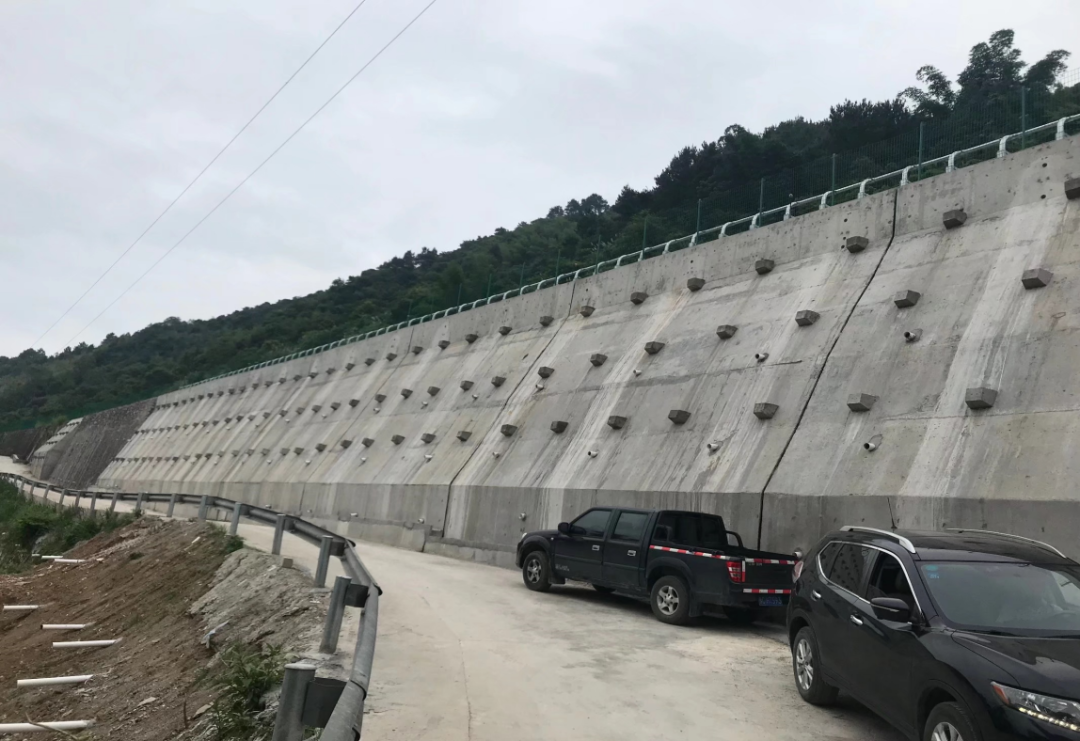 ▲滑塌应急处置过程中，研发使用微型锚筋桩技术