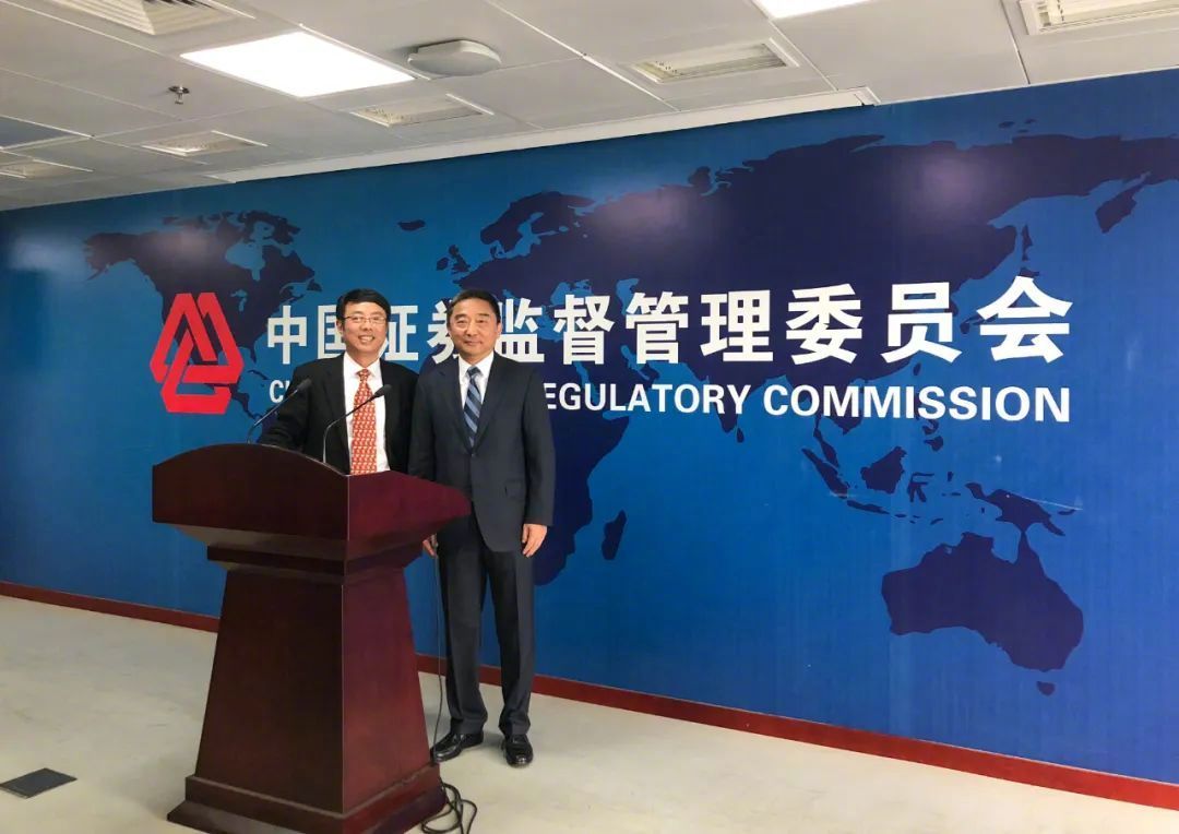 照片定格下曹其东与毛磊携手过会的珍贵瞬间。企业供图