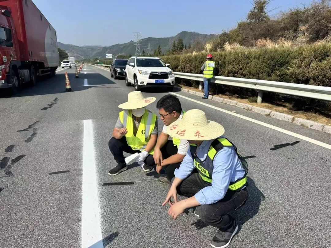 ▲旧标线覆用“绿色低碳”关键技术施工现场