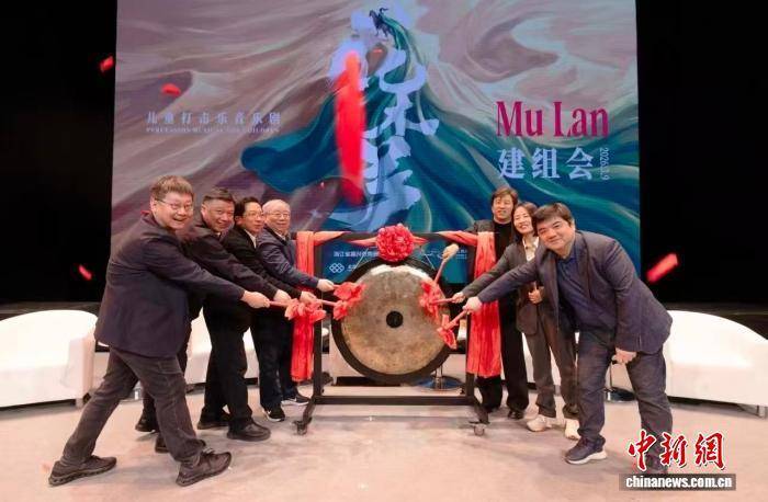 嘉賓現場鳴鑼建組。中國兒童藝術劇院供圖
