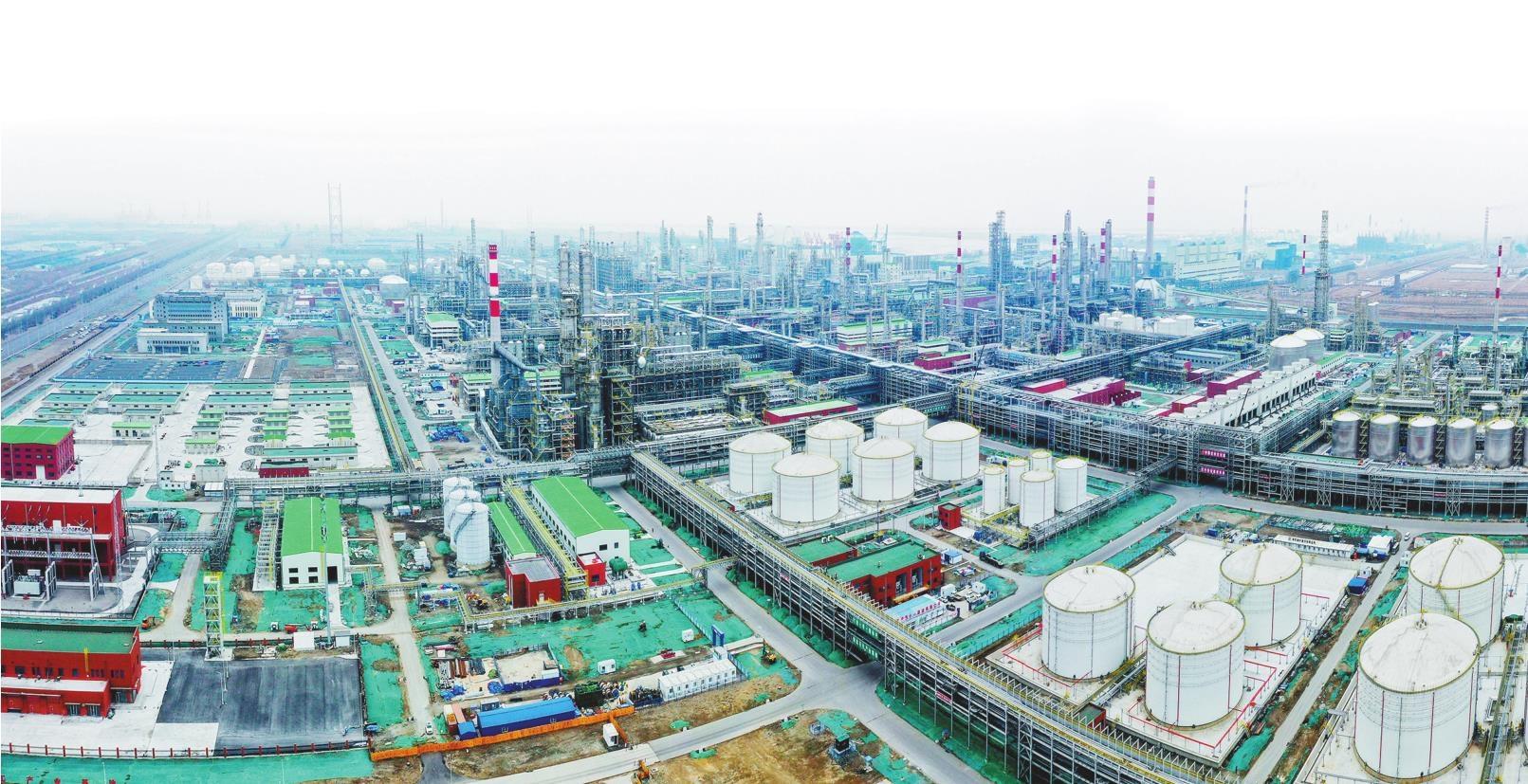 盘锦市组成项目专班，为华锦阿美精细化工及原料工程项目加快推进护航。 本版图片除署名外由本报特约记者潘浩摄