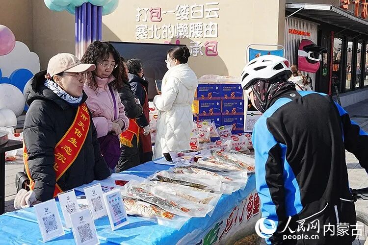 遊客在現場瞭解黃河開河魚。人民網記者 苗陽攝