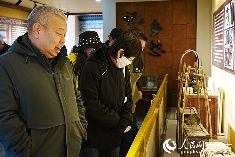 遊客在黃河文化民俗展覽館參觀。人民網記者 苗陽攝