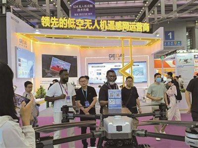 ▲温州黑蜻蜓无人机科技有限公司展示多用途无人机。