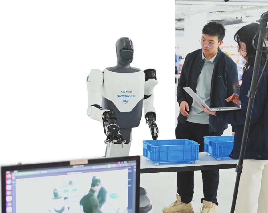 新松轮式人形机器人正在进行配合性测试。 本报记者 杨靖岫 摄