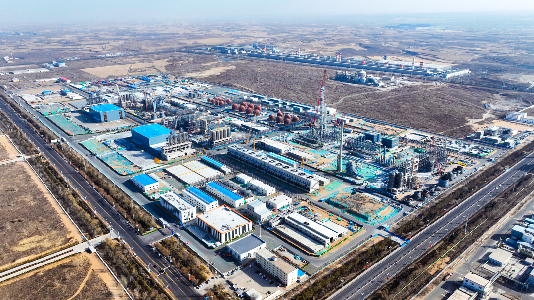 ▲荣信化工80万吨/年烯烃项目建设现场