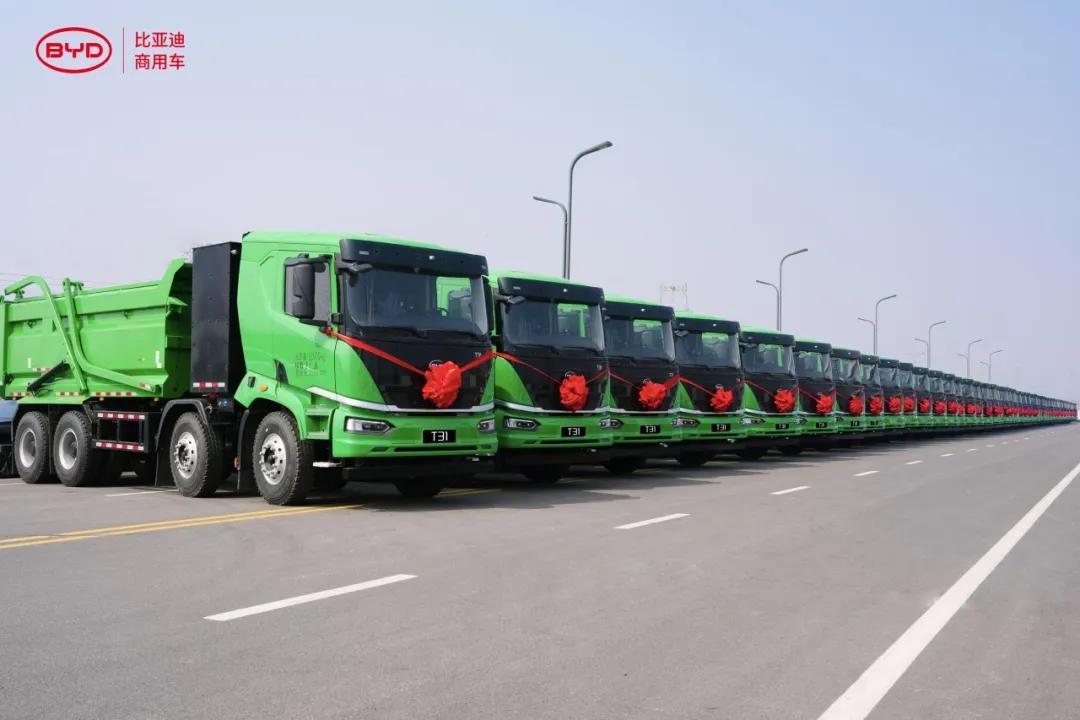 50台比亚迪纯电动自卸车交付郑州！硬核技术护航航空港绿色建设