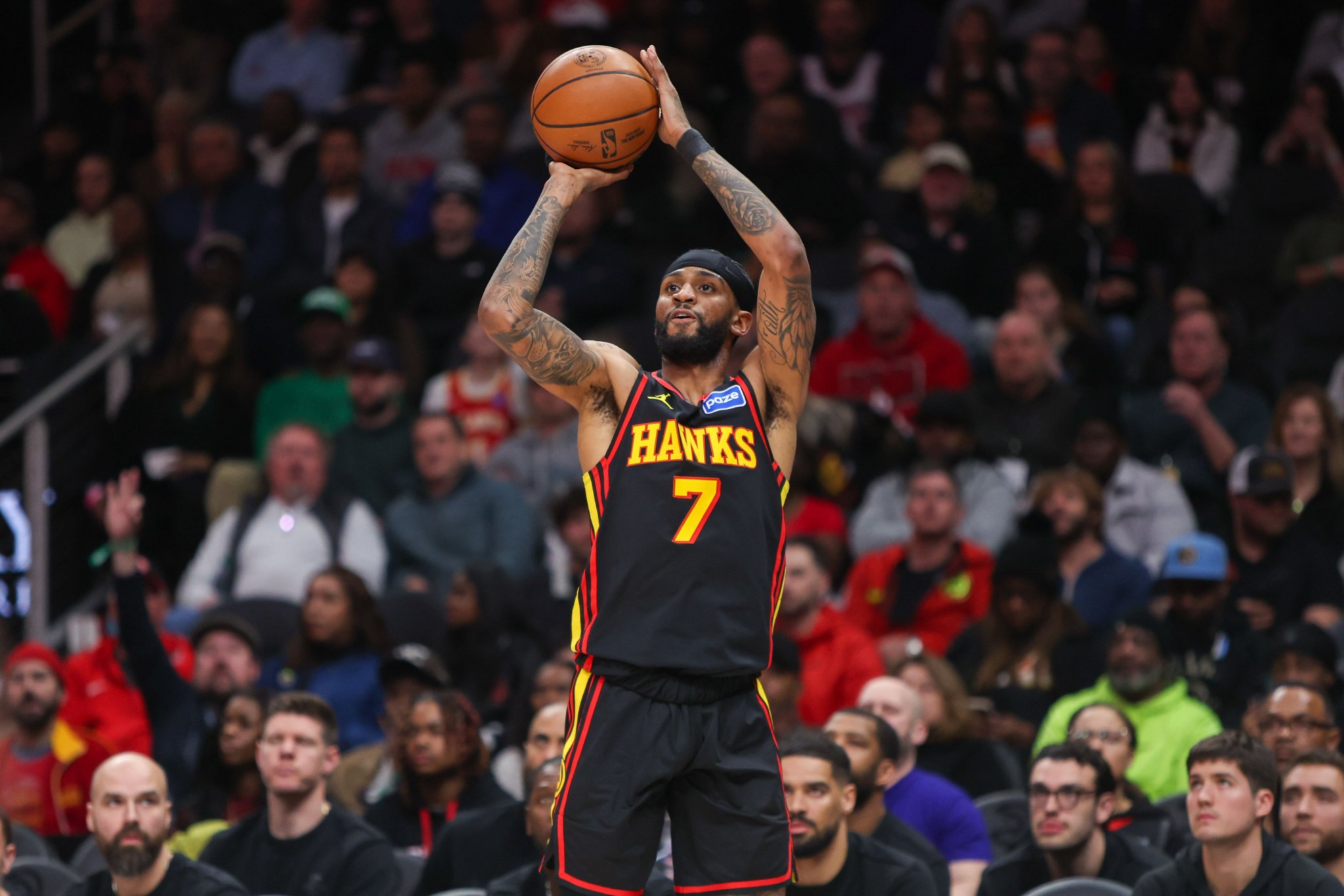 精准打击！亚历山大-沃克半场7中6拿到14分 三分2中2