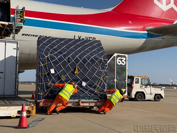 东航物流保障运抵上海的赛车和设备（本文图片均由东航供图）