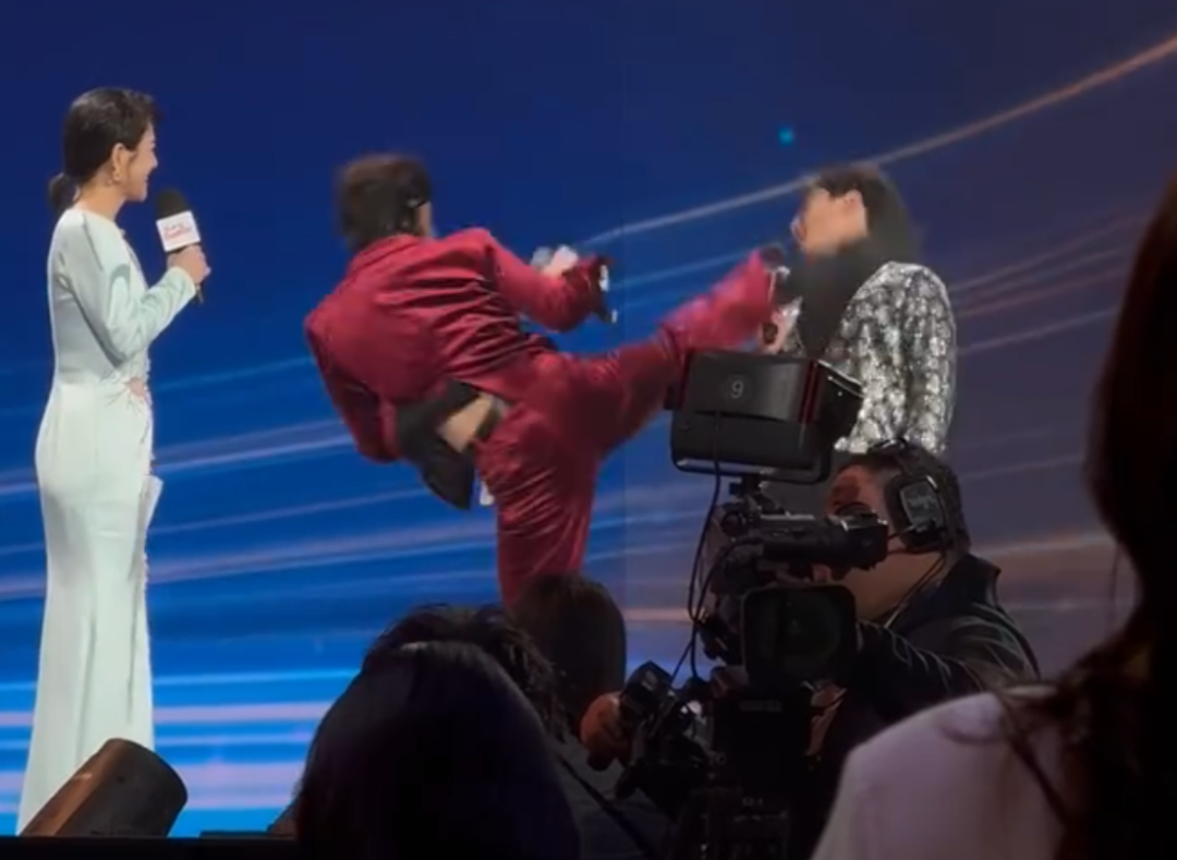 向佐突然飞起一脚，主持人差点被踢到头！百克力回应“不敢还手”：确实被吓到，有0.01秒是不爽的……