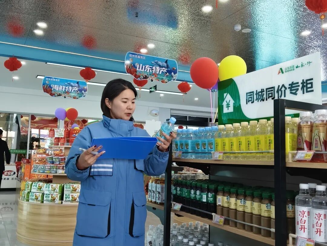 胶州西服务区工作人员检查超市商品
