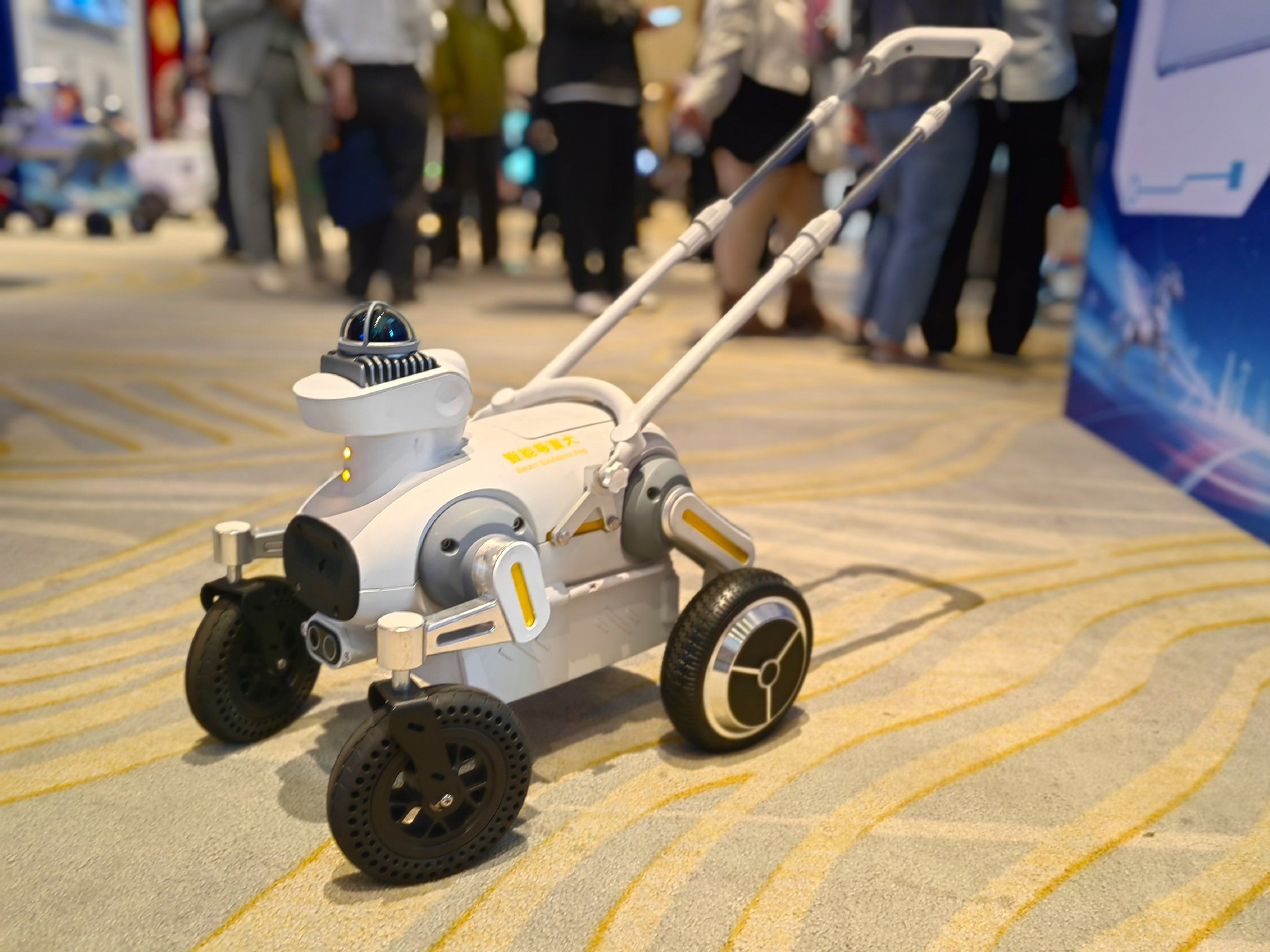 小蒜智能导盲犬 界面新闻记者拍摄