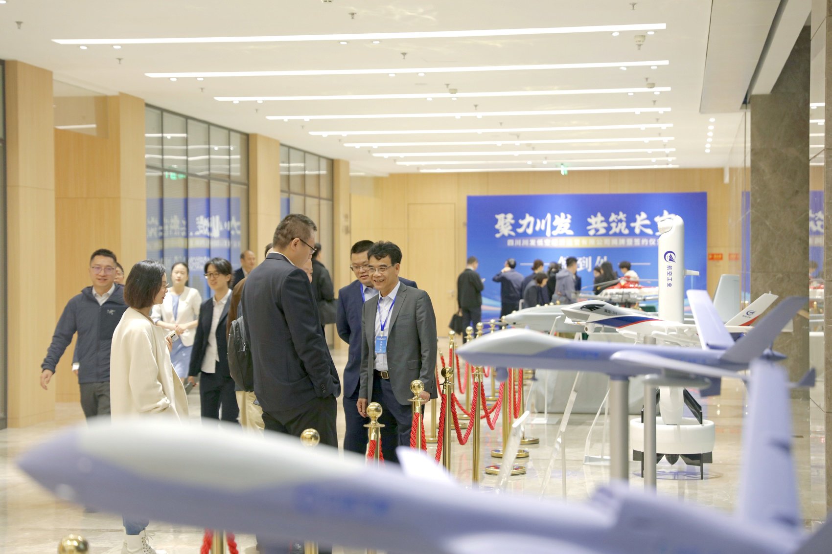 会场外，系列产品模型进行展览。