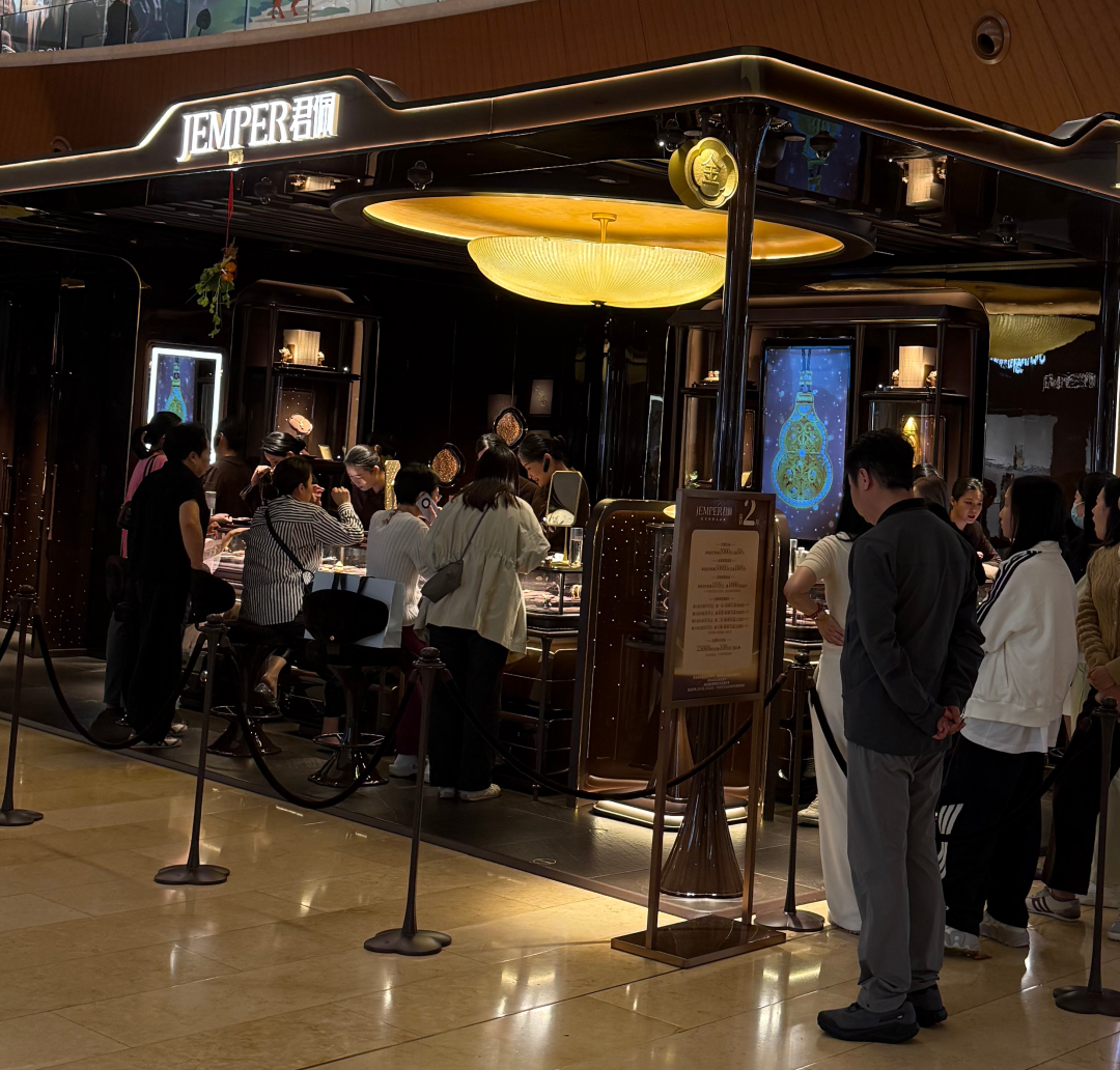 金店集体涨价，涨幅普遍超10%，有品牌手镯一夜暴涨近5万