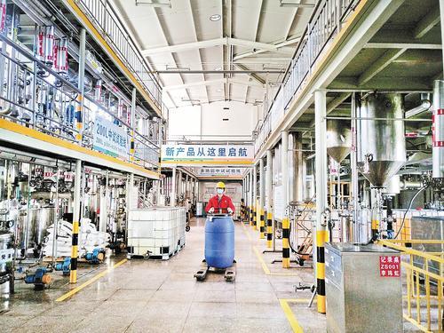 近日，在位于曲周县的晨光生物科技集团股份有限公司中试中心内，工作人员正在运送半成品原料。（本报资料片）李卫国摄